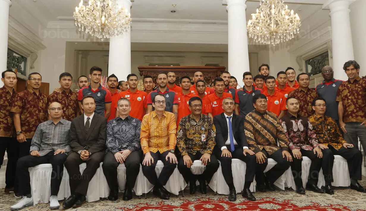 Pemain Persija dan RCD Espanyol foto bersama Gubernur DKI Jakarta, Djarot Saiful Hidayat, di Balai Kota, Jakarta, Rabu (19/7/2017). Kedatangan RCD Espanyol ke Jakarta untuk melakukan laga persahabatan melawan Persija. (Bola.com/M Iqbal Ichsan)