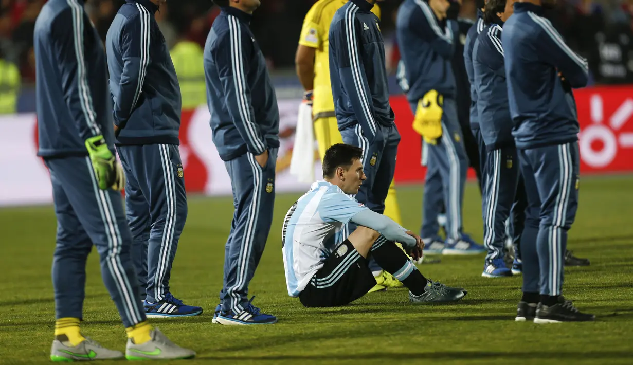 Ekspresi kesedihan Lionel Messi setelah kalah adu penalti melawan Cile. (AP Photo/Ricardo Mazalan)