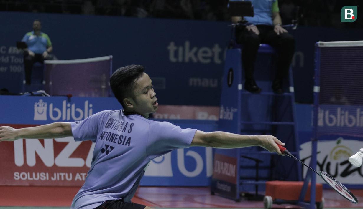 Tunggal putra Indonesia, Anthony Sinisuka Ginting, saat melawan wakil Belanda, Mark Caljouw, pada Indonesia Open di Istora Senayan, Rabu, (4/7/2018). Anthony Ginting menang 21-9, 21-17. (Bola.com/M Iqbal Ichsan)