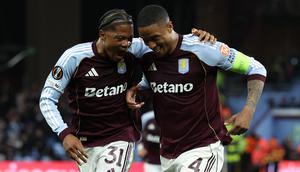 Bek Aston Villa, Ezri Konsa, merayakan gol keempat timnya bersama gelandang Leon Bailey dalam pertandingan leg kedua perempat final UEFA Europa League antara Aston Villa dan Bologna di Villa Park, Birmingham, Inggris bagian tengah, pada 16 April 2026. (AFP/Darren Staples)