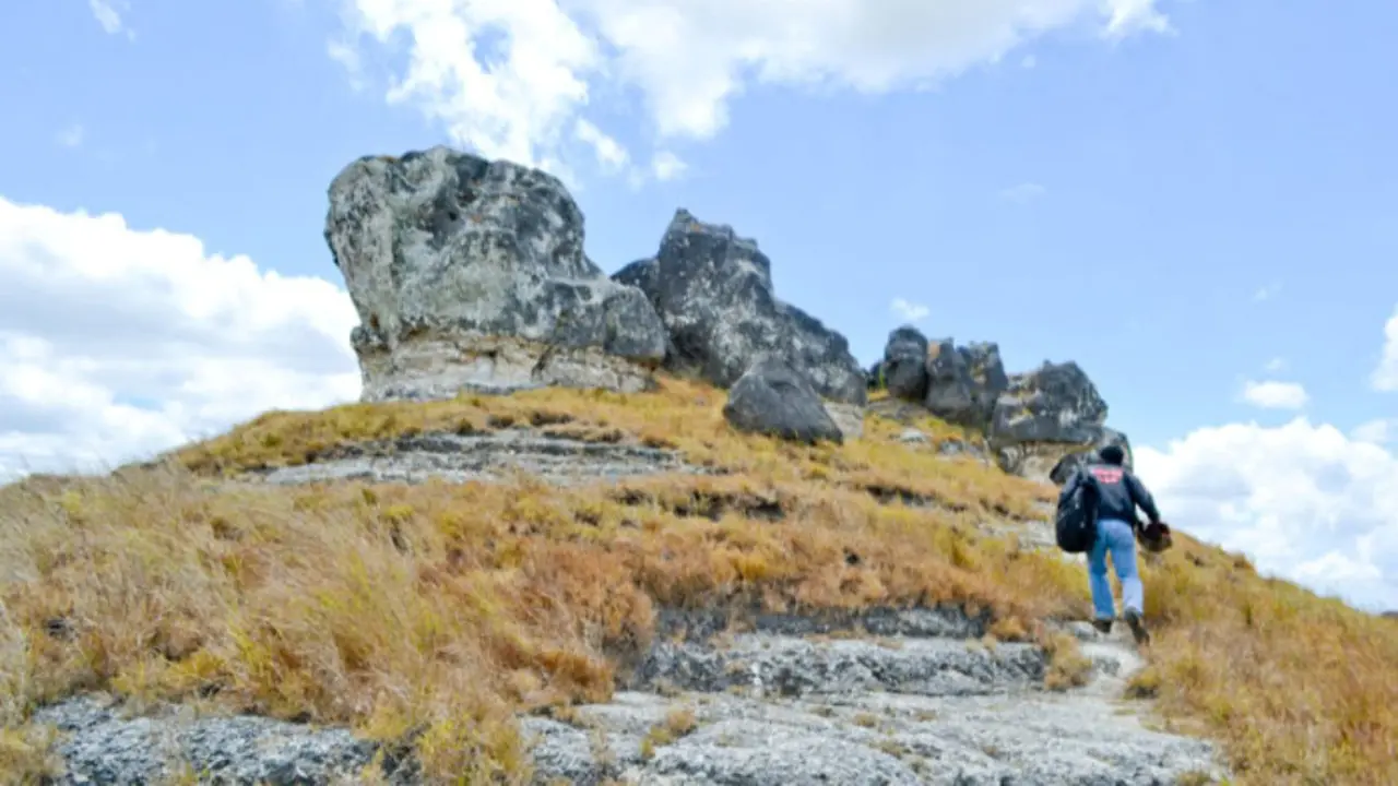 Bukit Tanarara, Terbuai Pesona Savana Sumba