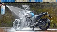 Ilustrasi mencuci sepeda motor (autocarindia.com)