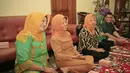 Sebagian keluarga dan kerabat Jokowi berkumpul sambil mengikuti informasi rekapitulasi terkini melalui televisi di kediaman Ibundanya, Sudjiatmi Notomihardjo di Solo, Selasa (22/7/14). (ANTARA FOTO/Hafidz Novalsyah) 