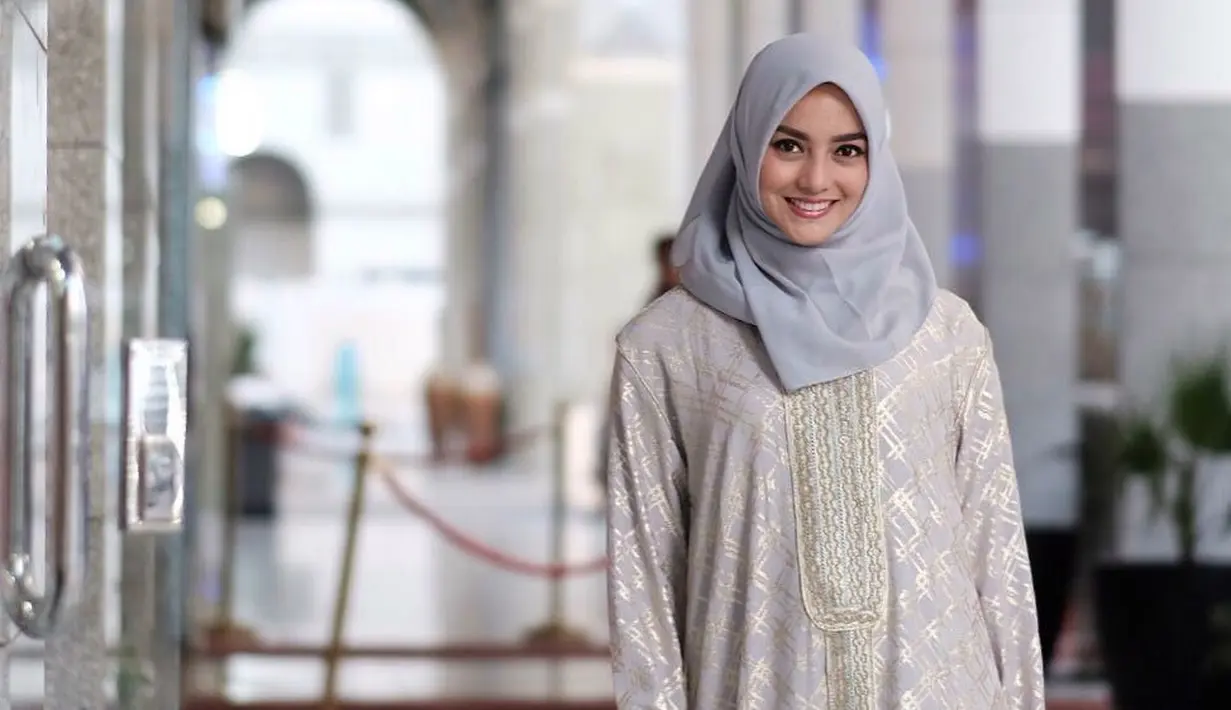 Saat ibadah umrah, Ririn Ekawati tampil cantik dengan mengenakan gamis serta hijab. Saat itu, ia umrah mendoakan almarhum suaminya yang sakit. (foto: instagram.com/ririnekawati)