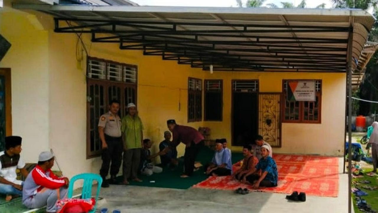 Suasana rumah duka polisi tersambar petir yang gugur di Kecamatan Dayun, Kabupaten Siak, Riau.