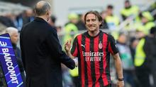 Pemain AC Milan, Luka Modric, berjabat tangan dengan pelatih AC Milan, Massimiliano Allegri, usai ditarik keluar pada laga Liga Italia antara AC Milan vs Verona di Milan, Italia, Minggu, 28 Desember 2025. (AP Photo/Luca Bruno)