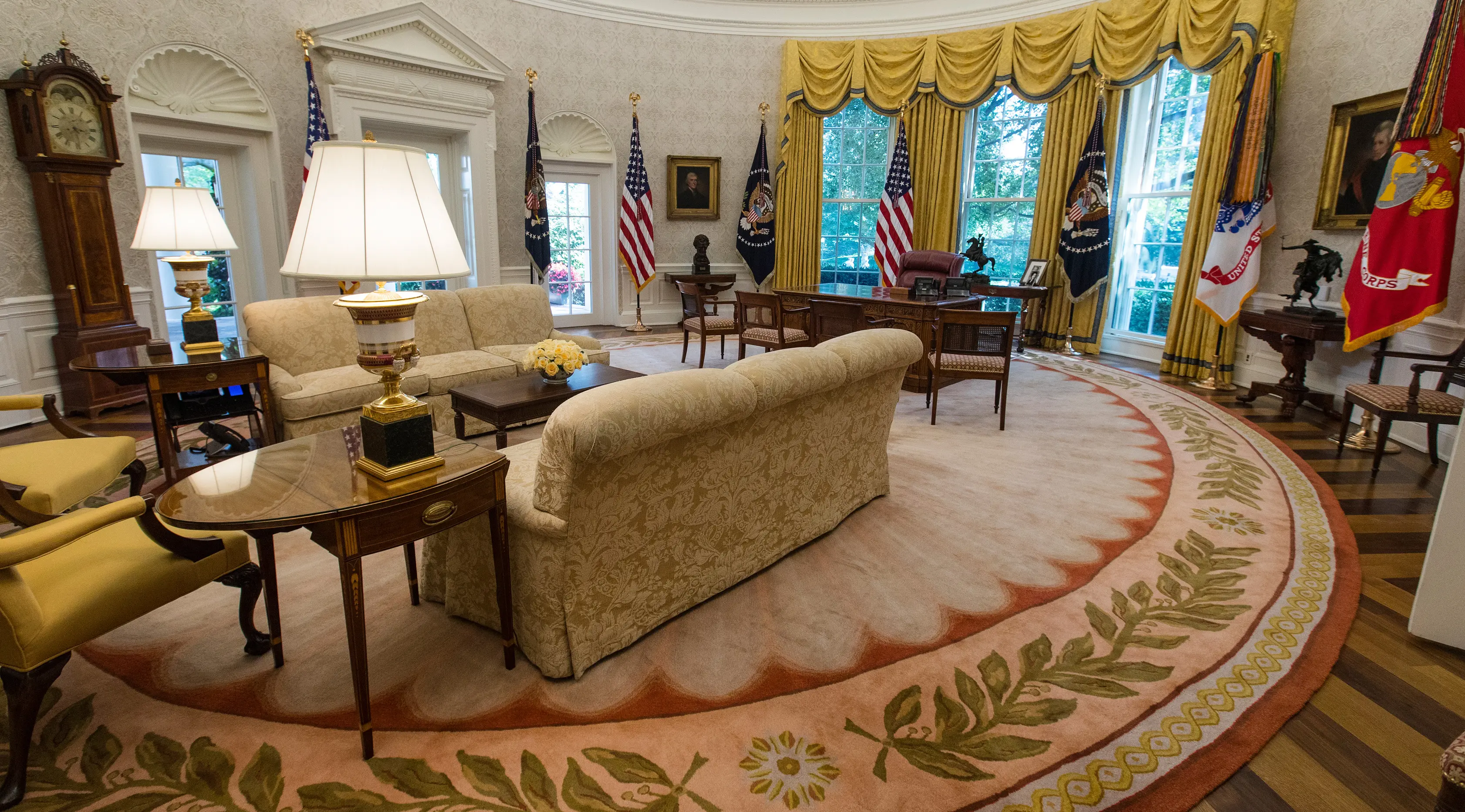 Bagian dalam Kantor Oval Gedung Putih yang baru direnovasi di Washington, Selasa (22/8). Renovasi interior dan eksterior rumah dinas Presiden AS Donald Trump itu memakan biaya hingga Rp 45 miliar. (AP Photo/Carolyn Kaster)