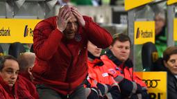 Manajer Bayern Munchen, Matthias Sammer, bereaksi saat pertandingan melawan Moenchengladbach ddalam lanjutan Liga Jerman di Moenchengladbach, Jerman, (5/12/2015). (AFP/Patrik Stollarz)