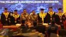Kapolri Jenderal Badrodin Haiti dan Kalemdikpol Komjen Syafrudin berfoto bersama wisudawan pada acara Dies Natalis PTIK ke-70 di Auditorium PTIK, Jakarta, Jumat (17/6). Prosesi wisuda ini dihadiri sejumlah perwira tinggi Polri. (Liputan6.com/Helmi Afandi)