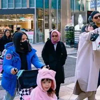 Potret Asmirandah dan Jonas Rivanno Ajak Anak Liburan ke Jepang. (instagram/asmirandah89)