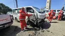Gelombang serangan Israel yang menyasar wilayah sipil, tenaga medis, serta infrastruktur dasar kembali memicu kritik tajam dari berbagai kalangan internasional. Tampak dalam foto, para sukarelawan Palang Merah Lebanon memeriksa kerusakan pada kendaraan penyelamat di lokasi serangan pesawat tak berawak Israel yang menargetkan markas mereka di kota Tyre, Lebanon Selatan, Senin 13 April 2026. (Kawnat HAJU/AFP)