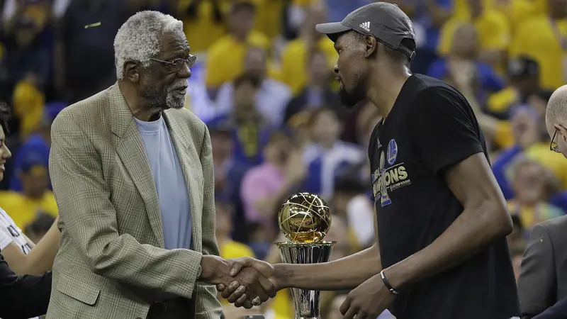 Forward Golden State Warriors, Kevin Durant (kanan), mendapat selamat dari legenda NBA Bill Russell atas keberhasilan menjadi pemain terbaik final NBA 2017. Durant membantu Warriors kalahkan Cavaliers 4-1. 