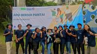Aksi Bersih Pantai oleh PKSPL-ITB dan Mahasiswa UNIPA di Pantai WTC (Dok. Pribadi - Nurdana Pratiwi / Liputan6.com)