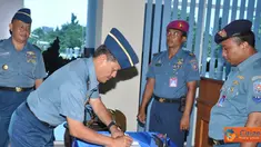 Citizen6, Surabaya: Kunjungan Waasops Panglima TNI ini, dilakukannya setelah Ia membuka latihan penyiapan kru KRI yang akan diberangkantan ke Lebanon dalam misi PBB. (Pengirim: Penkobangdikal)