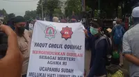 Aksi unjuk rasa yang digelar Forum Umat Islam Cirebon terkait polemik Menag Gus Yaqut. Foto (Liputan6.com / Panji Prayitno)