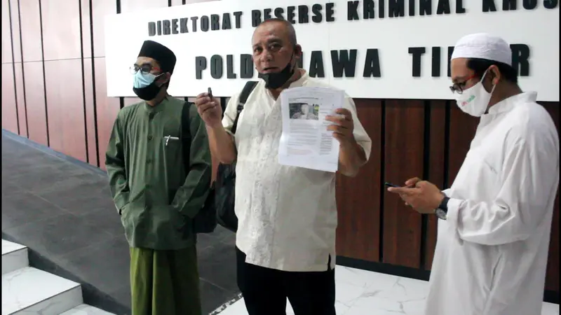 Persatuan Pemuda Pemudi Pejuang Islam Indonesia (P4II) melaporkan YouTuber Muhammad Kece atas tuduhan penistaan agama ke Polda Jatim. (Dian Kurniawan/Liputan6.com)