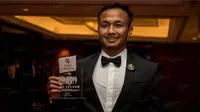 Kiper Bhayangkara FC, Wahyu Tri, menerima penghargaan Best XI pada TSC 2016 Awarding Night di Hotel Aryaduta Bandung, Jawa Barat, Minggu (8/1/2017). (Bola.com/Vitalis Yogi Trisna)