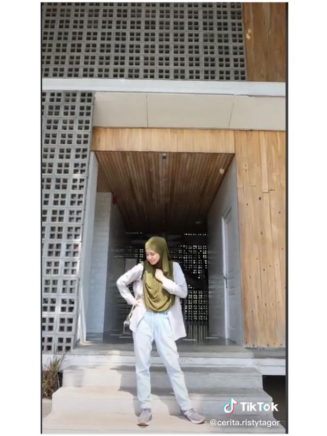 Biasa Tampil Syari, Ini 6 Potret Penampilan Terbaru Risty Tagor yang Jadi Sorotan