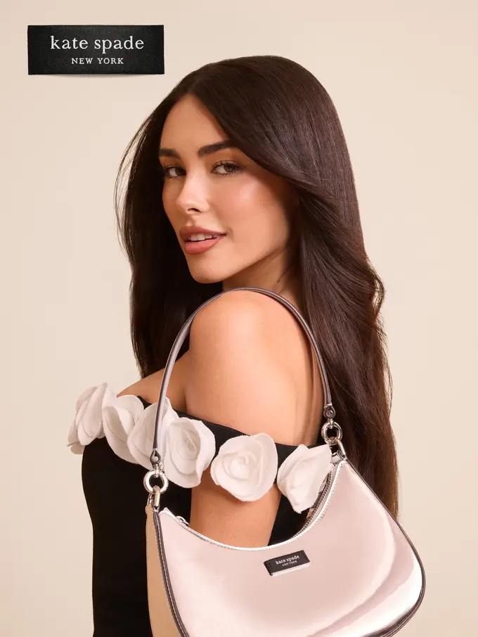Madison Beer Tampil Elegan dengan Deco Chain Shoulder Bag di Kampanye Musim Liburan Kate Spade New York