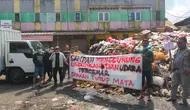 Warga saat protes tumukan sampah yang tak kunjung diangkut, di Pasar Cisaat KabuoatenSukabumi (Liputan6.com/Fira Syahrin).