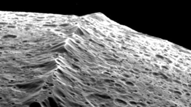7 Gunung Tertinggi di Tata Surya