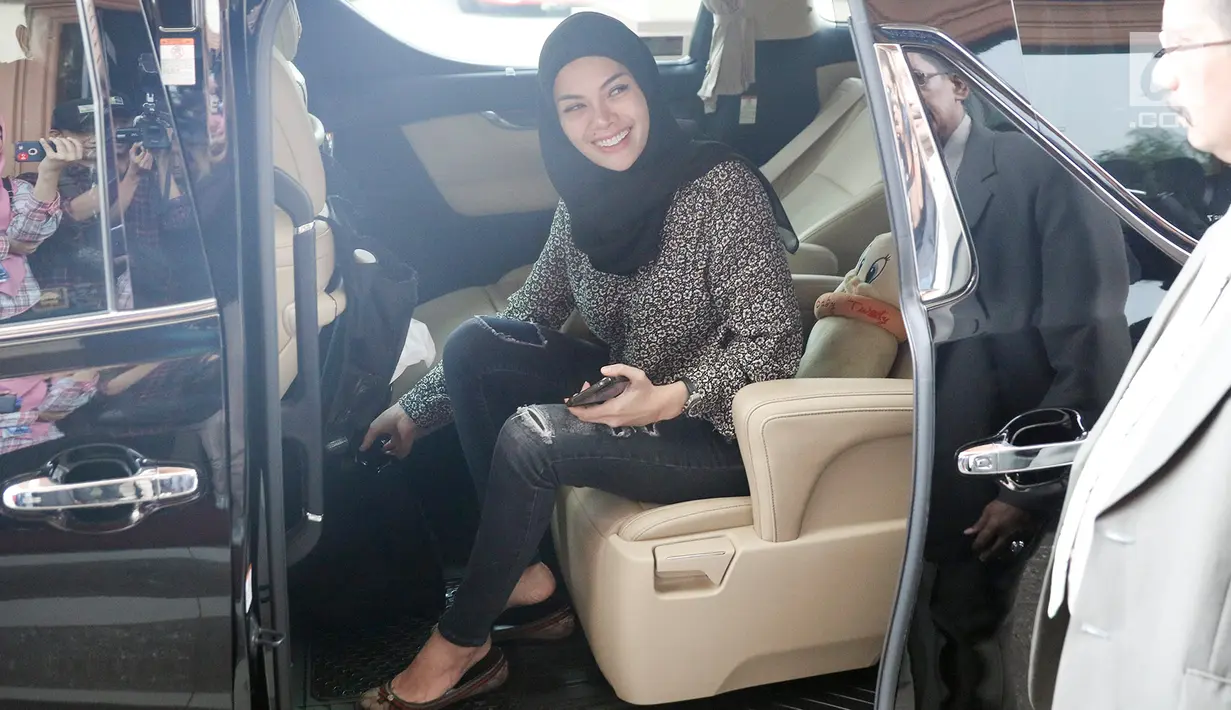 Aktris Nikita Mirzani usai sidang isbat dan perceraiannya dengan Dipo Latief di Pengadilan Agama Jakarta Selatan, Rabu (29/8). Nikita menyebut Dipo sengaja tak hadir dalam sidang karena belum rela berpisah dengannya. (Liputan6.com/Immanuel Antonius)