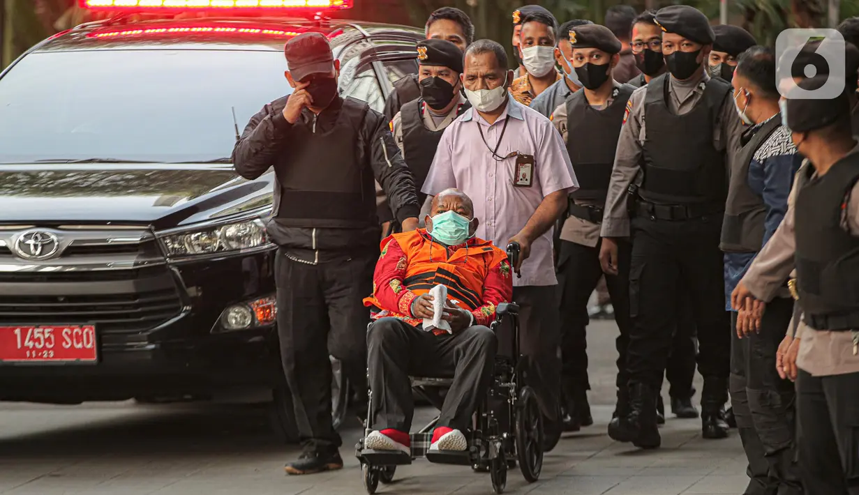 Gubernur Papua Lukas Enembe dibawa dari RSPAD Gatot Subroto ke Gedung Merah Putih KPK, Jakarta, Kamis (12/1/2023). Berdasarkan pemeriksaan tim medis tersangka kasus dugaan korupsi pembangunan infrastruktur di Provinsi Papua itu telah dinyatakan fit to stand trial sehingga dapat menjalani pemeriksaan untuk melengkapi berkas perkaranya. (Liputan6.com/Faizal Fanani)