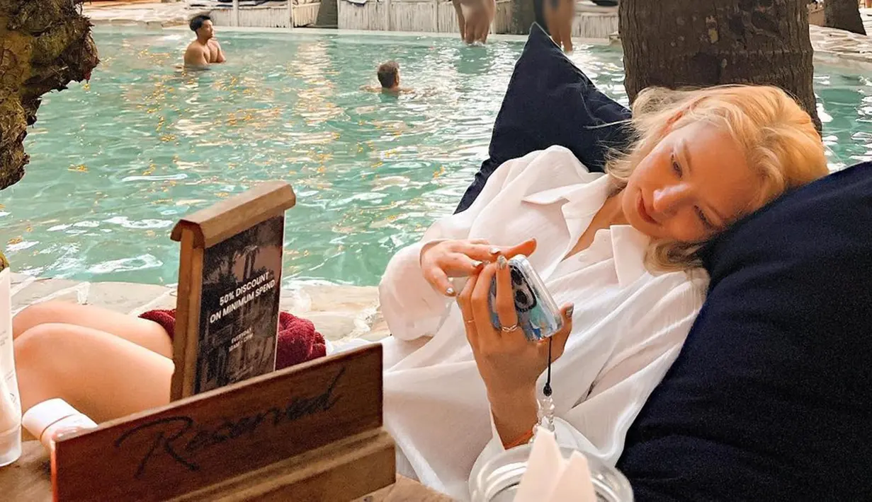 Wanita yang juga dikenal sebagai DJ Hyo ini juga terlihat mendatangi salah satu beach club yang ada di Bali. Ia juga mengunggah momen saat tengah bersantai di sebuah beach club. (Liputan6.com/IG/@hyoyeon_x_x)