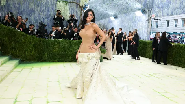 Kylie Jenner Tampil Kompak di Met 2026. Photo by ANGELA WEISS / AFP
