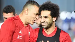 Pemain dan kiper timnas Mesir, Mohamed Salah dan Essam el-Hadary menghadiri sesi latihan terakhir timnya di Kairo, Sabtu (9/6). Salah masih dalam masa pemulihan cedera bahu yang dideritanya pada final Liga Champions akhir Mei lalu. (AFP/Khaled DESOUKI)