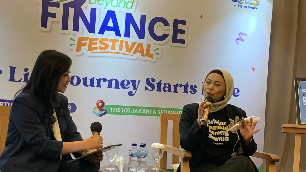 Founder QM Financial, Ligwina Hananto ungkap fenomena pinjol dalam press conference usai acara perayaan 23 tahun QM Financial sekaligus peluncuran buku Belajar Finansial Bareng Semua di Jakarta, Sabtu (31/10/2026).