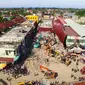 Pemandangan dari atas saat sejumlah eskavator dikerahkan untuk mengangkat puing-puing di Pasar Meureudu, Pidie Jaya, Aceh yang runtuh akibat gempa, Kamis (8/12). Dikabarkan korban meninggal sudah mencapai 102 orang. (Liputan6.com/Angga Yuniar)