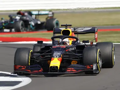 Pembalap Red Bull Max Verstappen mengemudikan mobilnya pada 70th Anniversary Formula 1 Grand Prix di Sirkuit Silverstone, Silverstone, Inggris, Minggu (9/8/2020). Max Verstappen sukses menjadi yang tercepat dalam F1 GP Silverstone 2020. (Andrew Boyers, Pool via AP)