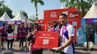 Seorang pelari RunHub di Surabaya, secara simbolis mendapat perlindungan asuransi jiwa. (Istimewa)