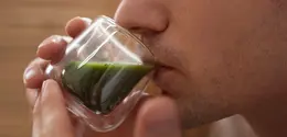 ilustrasi pria meminum segelas matcha/copyright&nbsp;freepik.com/freepik
