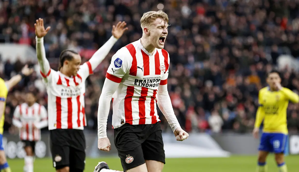 Jarrad Branthwaite membela Everton sejak 2020. Sayang, bek asal Inggris itu belum mendapat menit bermain reguler di Goodison Park. Pada musim lalu, Branthwaite dipinjamkan ke PSV Eindhoven. Pemain bertahan berusia 21 tahun tersebut tampil gemilang selama masa peminjaman di Belanda. (AFP/Maurice Van Steen)