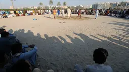 Sejumlah penonton kompetisi gulat Greco-Roman mingguan di Dubai (16/3). Dalam gulat Greco-Roman, pegulat hanya menggunakan tangan dan badan bagian atas untuk menyerang. (AFP Photo/Karim Sahib)