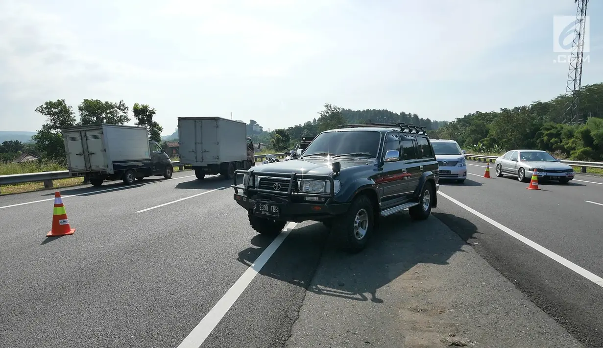 Pengendara mobil melintas pada jalur contra flow di ruas tol Semarang-Bawen, Jawa Tengah, Jumat (31/5/2019). Jasa Marga memberlakukan rekayasa lalu lintas sistem lawan arus dari Km 426 hingga Km 433 ruas tol Semarang-Bawen untuk mengurai kepadatan kendaraan pemudik. (Liputan6.com/Herman Zakharia)