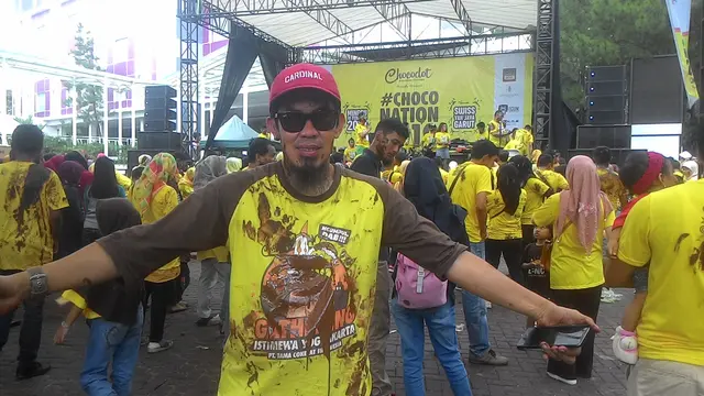 Salah satu pengunjung Garut Choconation nampak blepotan setelah baju yang dikenakannya mendapatkan sambutan iseng pengunjung lainnya
