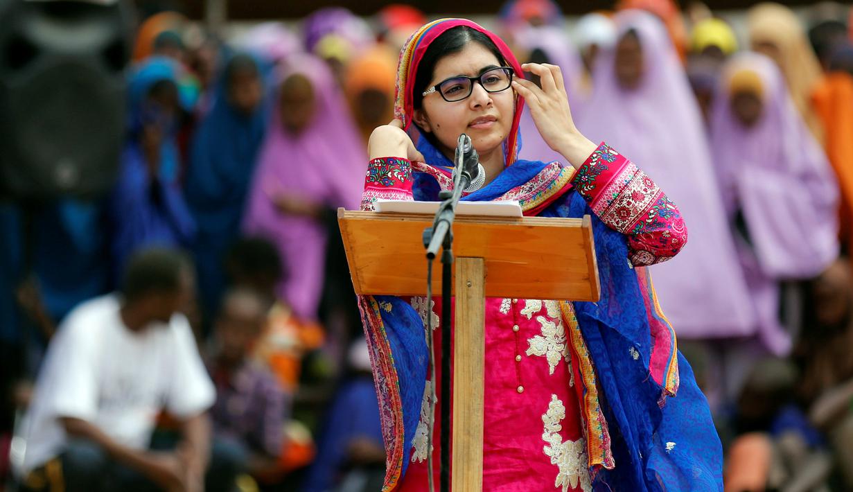 Penerima Nobel Perdamaian, Malala Yousafzai memberi sambutan dalam kunjungannya di kamp pengungsian Dadaab, dekat perbatasan antara Kenya-Somalia, (12/7). (REUTERS/Thomas Mukoya)