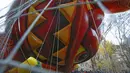  Balon berukuran besar disiapkan untuk parade Hari Pengucapan Syukur Macy's di Manhattan borough,  New York, Kamis (26/11). (REUTERS/Shannon Stapleton)