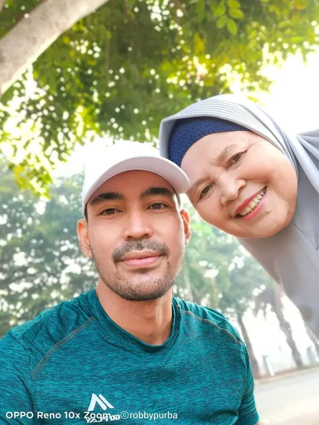 7 Potret Kebersamaan Robby Purba dengan Ibunda yang Sering Dipuji Netizen