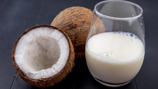 Rahasia Santan Kental dan Gurih, Begini Cara Memarut dan Memeras Kelapa yang Benar - Cover