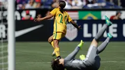 Pesepakbola timnas Australia, Sam Kerr merayakan golnya saat kiper timnas Jepang, Sakiko Ikeda terjatuh selama turnamen sepakbola wanita di Stadion Qualcomm, San Diego, California, 30 Juli 2017. (AP Photo/Gregory Bull)