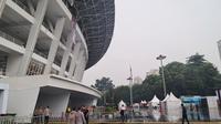 Hujan turun di Stadion Utama Gelora Bung Karno, Senayan hari Senin (19/06/2023) jelang pertandingan Timnas Indonesia versus Argentina. (Muhammad Adiyaksa/Bola.com)