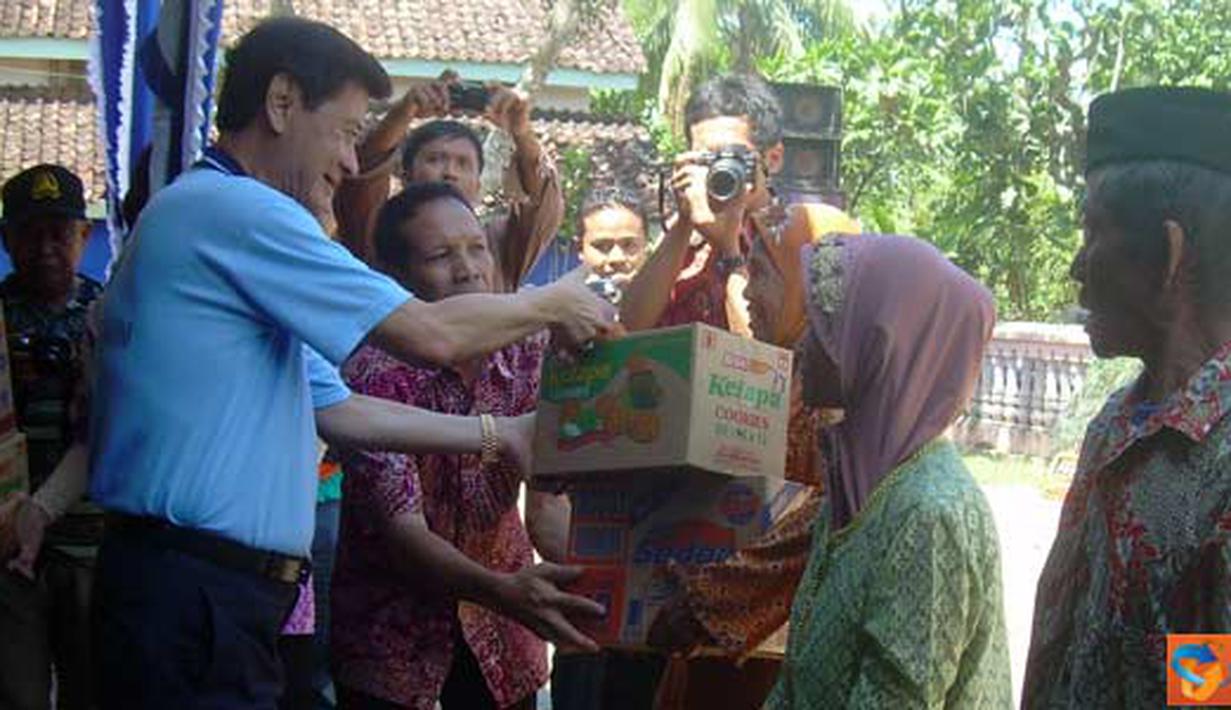 Citizen6, Ponorogo: Ridwan S. Hardjono memberikan bantuan secara simbolis. (Pengirim: Aprilia)