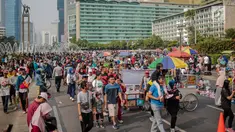 Warga dan pedagang kaki lima (PKL) memadati kawasan car free day (CFD), Bundaran HI, Jakarta, Minggu (4/8/2019). Kurangnya pengawasan petugas menyebabkan banyak PKL berjualan tidak pada tempat yang telah disediakan oleh Pemprov DKI Jakarta. (Liputan6.com/Faizal Fanani)