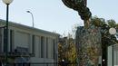 Patung 'Bottle and glass' setinggi lima meter terlihat dipajang di Niksic, Montenegro, Senin (31/10). Patung karya seniman Nikola Simanic dan Marko Petrovic Njegos itu terbuat dari ribuan kaleng bir. (REUTERS / Stevo Vasiljevic)