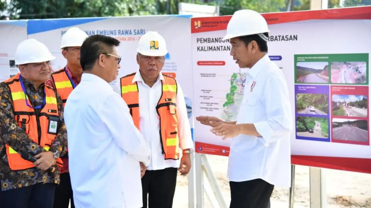 Presiden Joko Widodo (Jokowi) meninjau proyek pembangunan Embung Rawasari di Kota Tarakan. Jumat (6/10/2017).  (Foto Biro Pers Sekretariat Presiden)