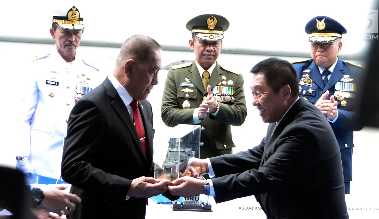 Menhan RI Ryamizard Ryacudu menerima cindera mata dari Dirut PT DRU Amir Gunawan saat serah terima Kapal Angkut Tank (AT- 4) KRI Teluk Lada-521 kepada Kapusada Baranahan Kemhan di Dermaga PT DRU, Bandar Lampung, Selasa, (26/2). (Liputan6.com/HO/Kemhan)